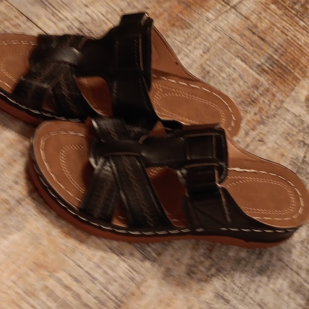 NWOT Platform Sandals  Black.  Size 6